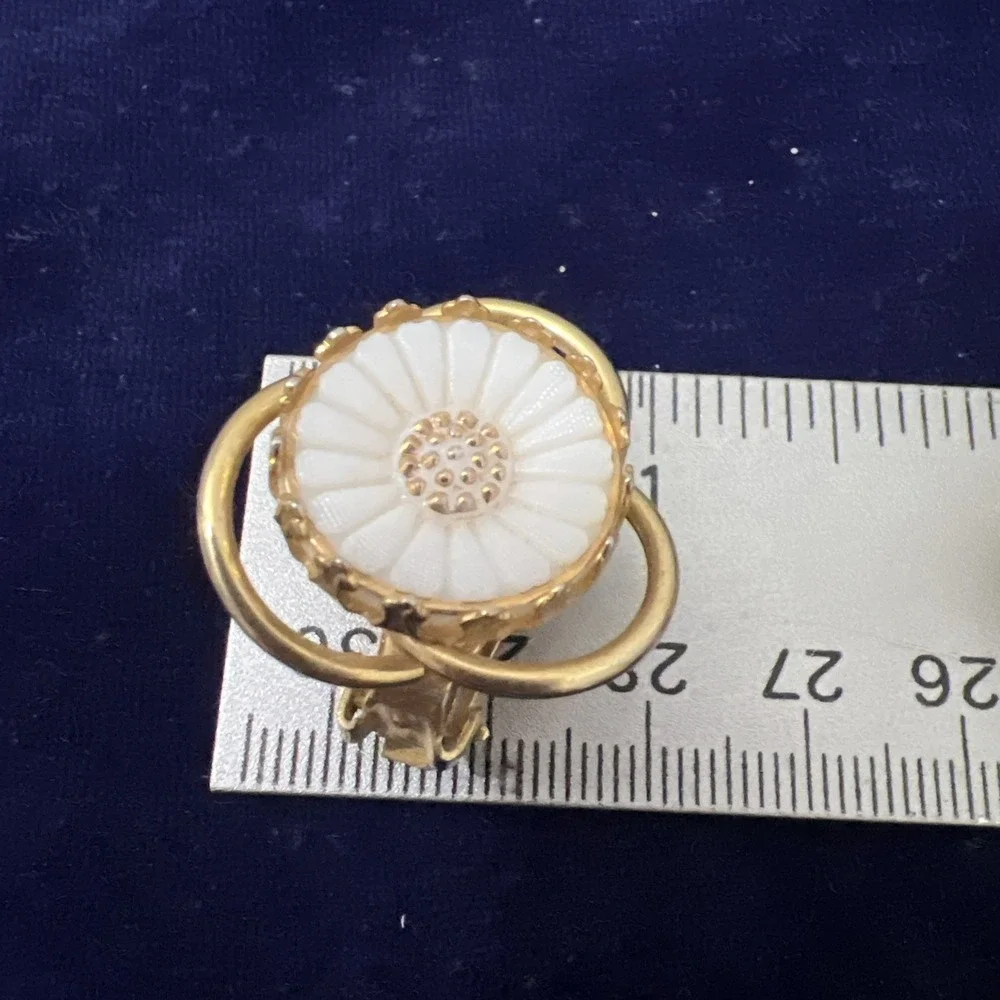 Vintage Signed Hobe Large Daisy Gold Tone Clip On Earrings